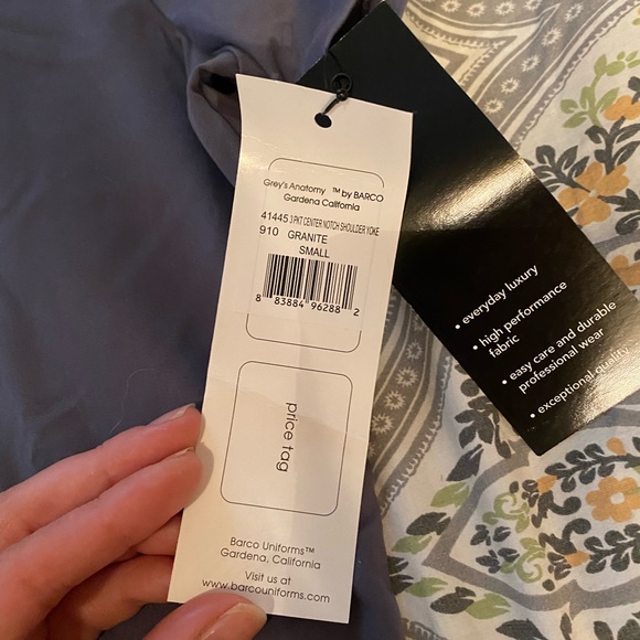 Greys Anatomy 3 pocket Notch scrub top - Picture 5 of 7